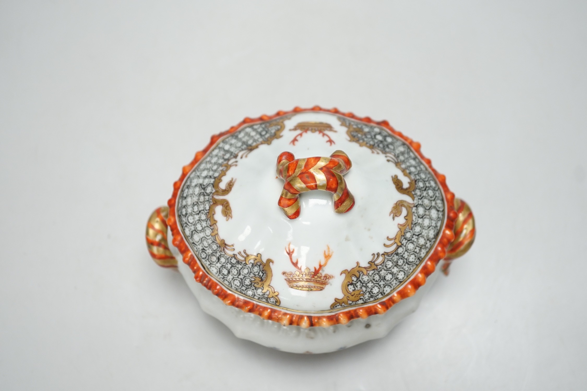 An 18th century Chinese Export armorial small tureen cover, William Nassau de Zuylestein, Earl of Rochford crest, 17cm handle to handle